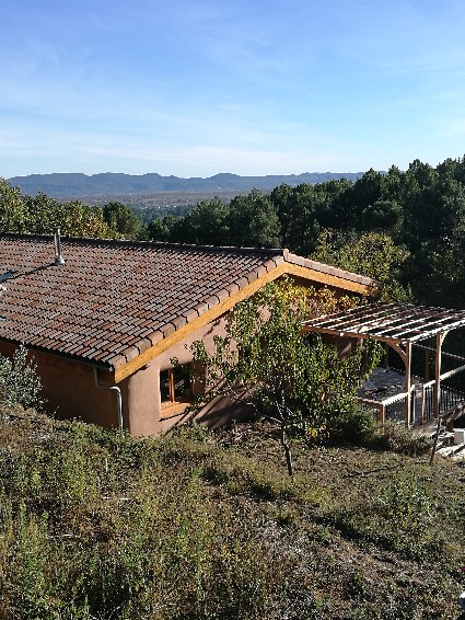 Cette maison bioclimatique à ossature bois, située sur les hauteurs en Ardèche, reflète une volonté d’habiter un espace en harmonie avec les éléments naturels, un choix d’ancrage propice à une vibration 4 ou 7 en numérologie de l’habitat.