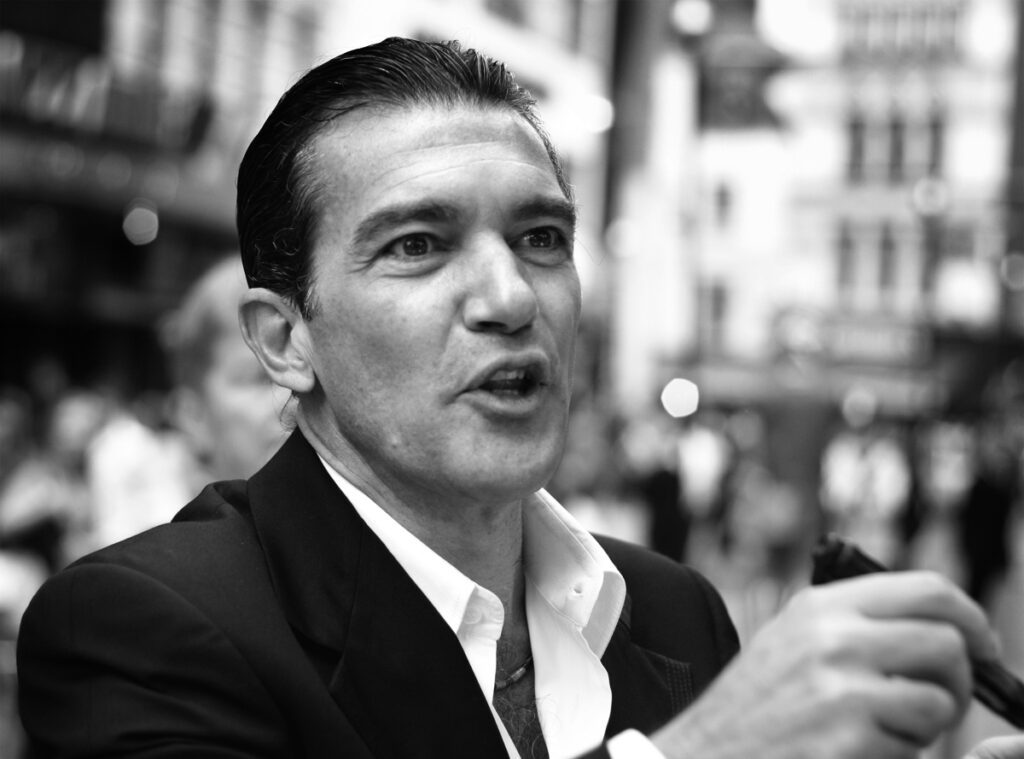Antonio Banderas lors d’un événement public, illustrant une personnalité née le 10 associée à l’énergie du 1 en numérologie, entre charisme et affirmation de soi