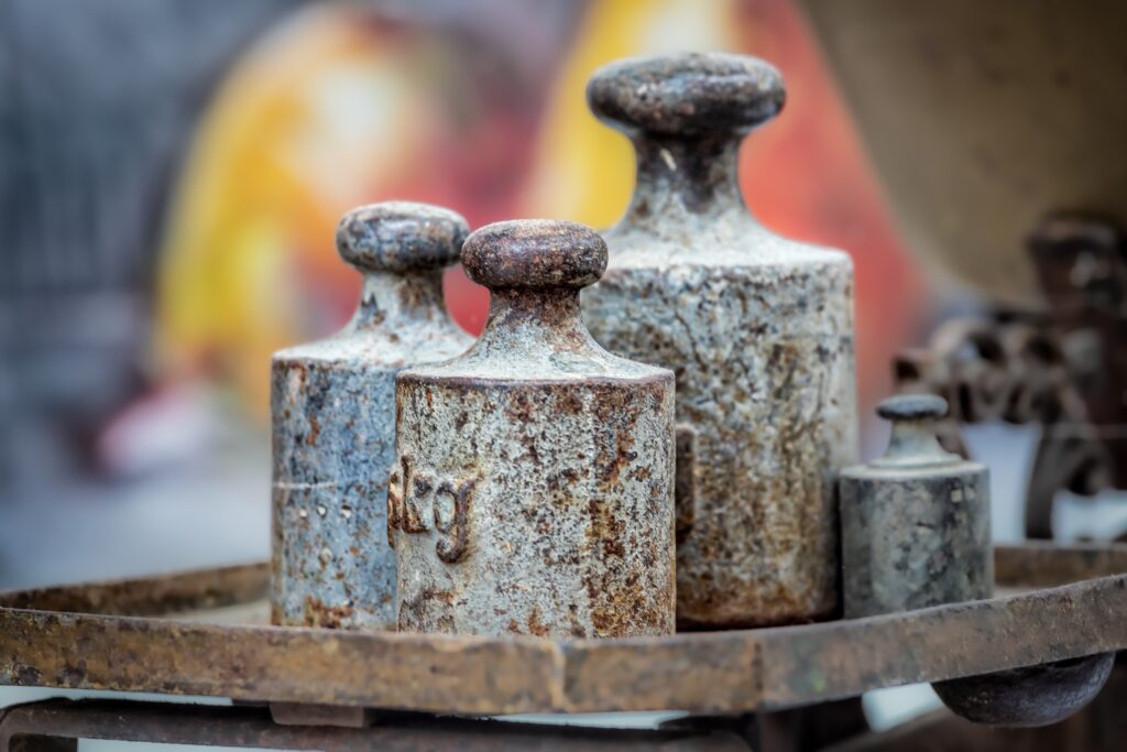 Anciens poids en fonte rouillés symbole de bilan et de décision éclairée en numérologie