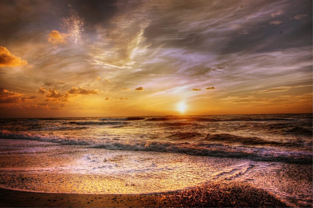 Coucher de soleil sur la mer illustrant la fin d’un cycle lors du numéroscope d’août 2026.